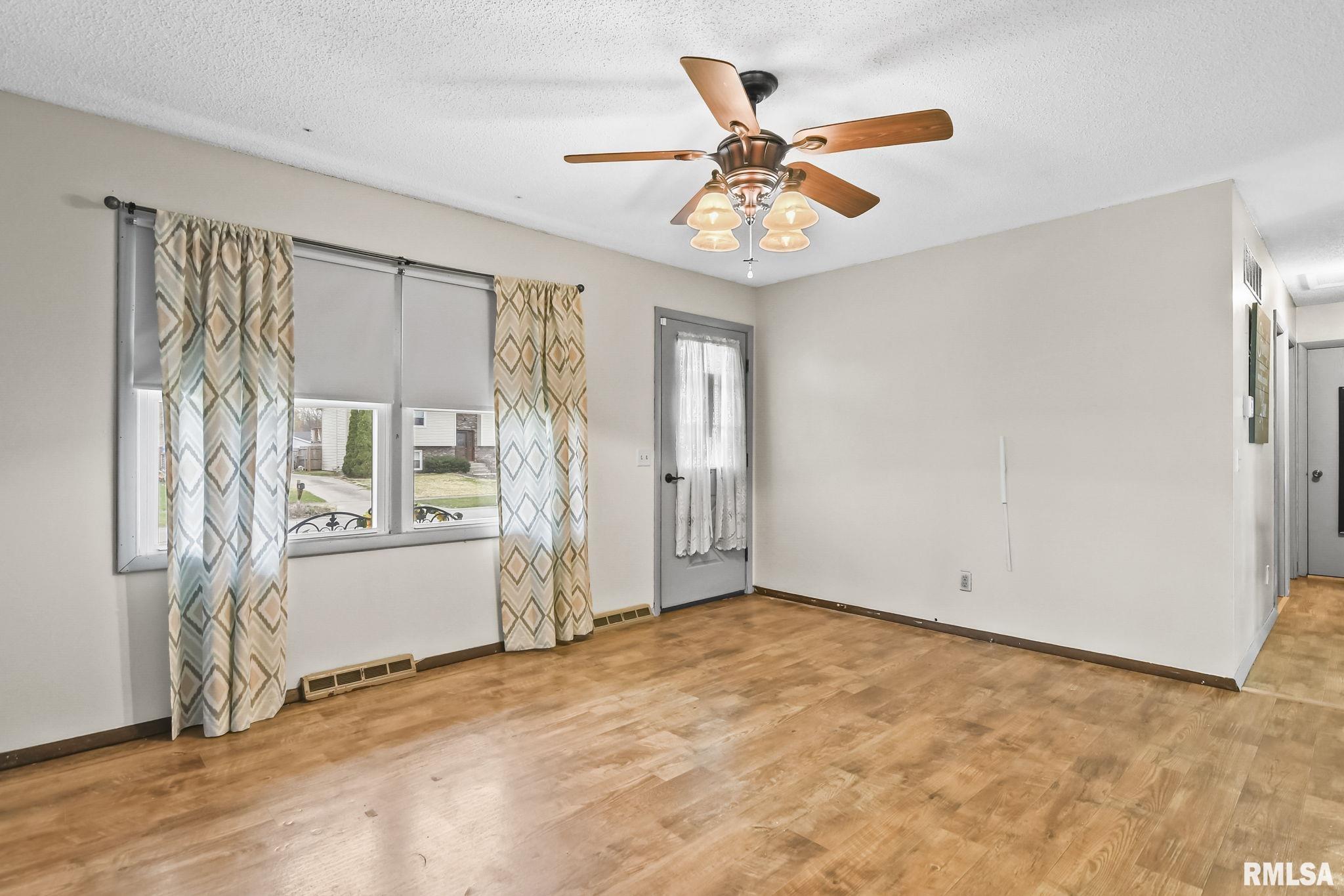 2913 East Griffiths Avenue Springfield, IL 62702 - Photo 2 of 20