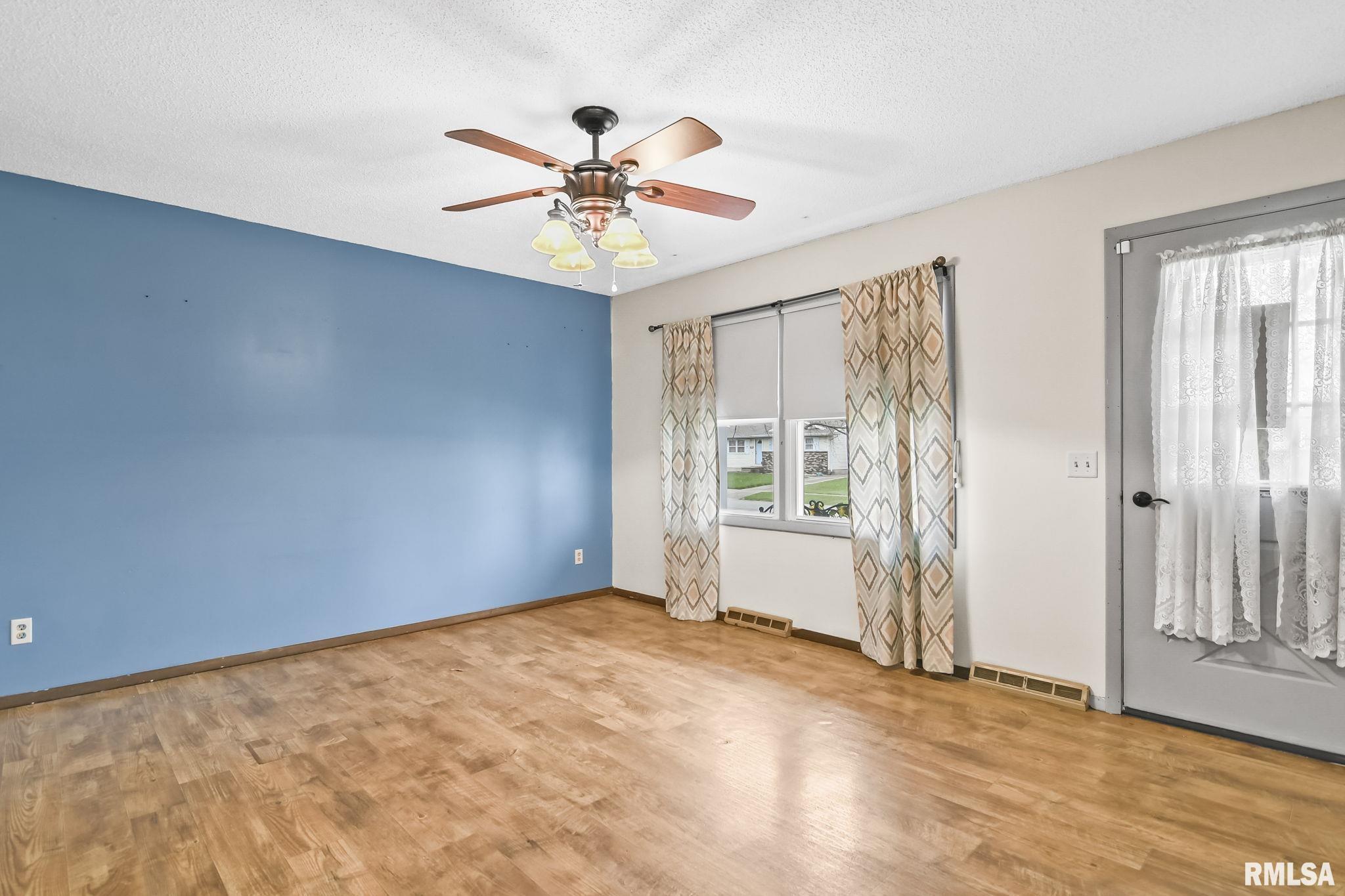 2913 East Griffiths Avenue Springfield, IL 62702 - Photo 3 of 20