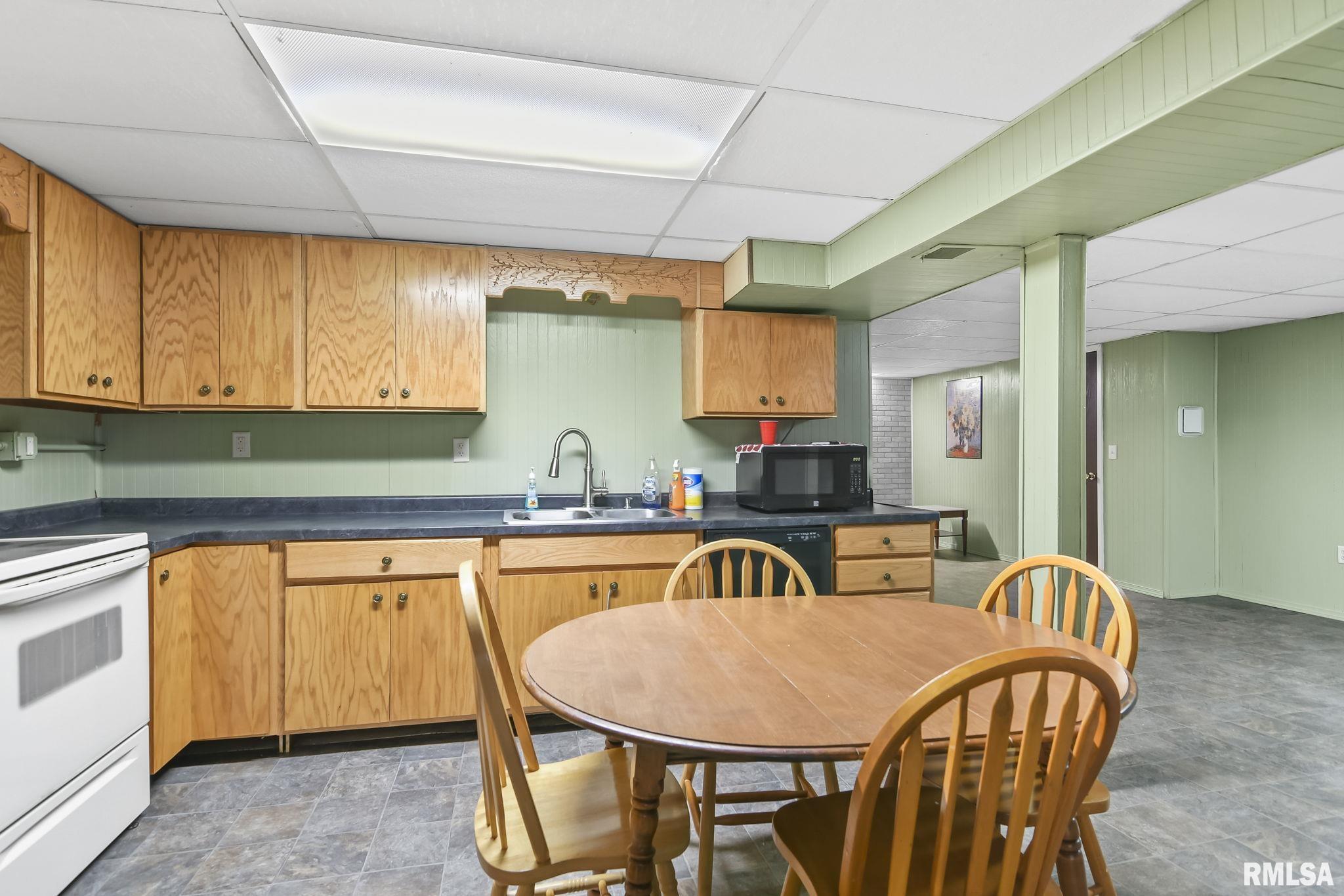 2913 East Griffiths Avenue Springfield, IL 62702 - Photo 9 of 20