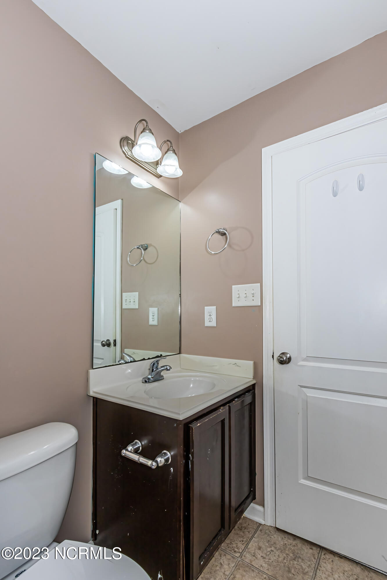 230 Merin Height Road Jacksonville, NC 28546 - Photo 29 of 67 Bathroom 1