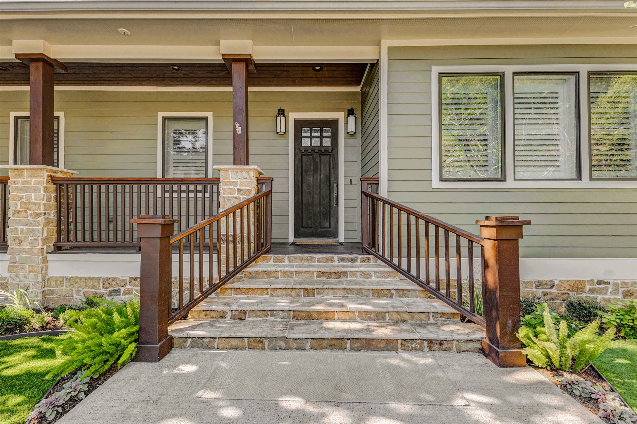 2219 Columbia Street Houston, TX 77008 - Photo 4 of 45 5 bedrooms, 3.5 baths, loft, office & media room. 2 car garage