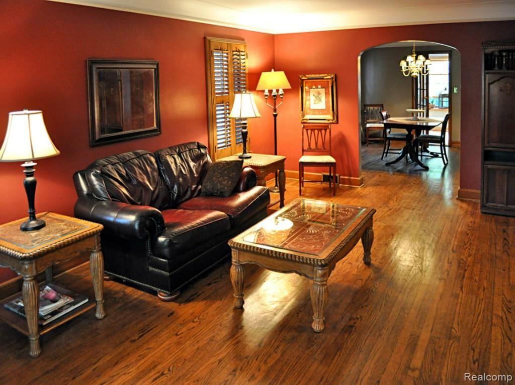 286 Merriweather Road Grosse Pointe, MI 48236 - Photo 4 of 17 Living Room_1166.jpg