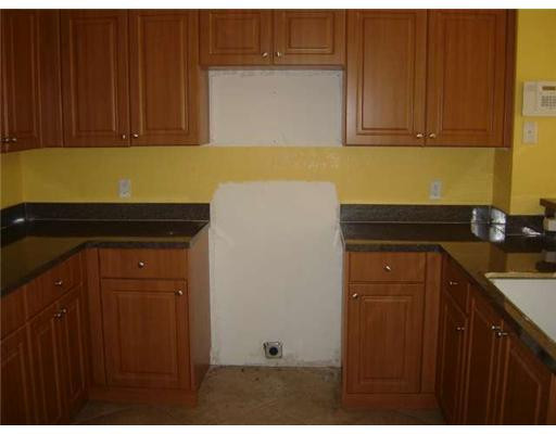 8108 Prestige Commons Drive Tamarac, FL 33321 - Photo 6 of 9 Kitchen