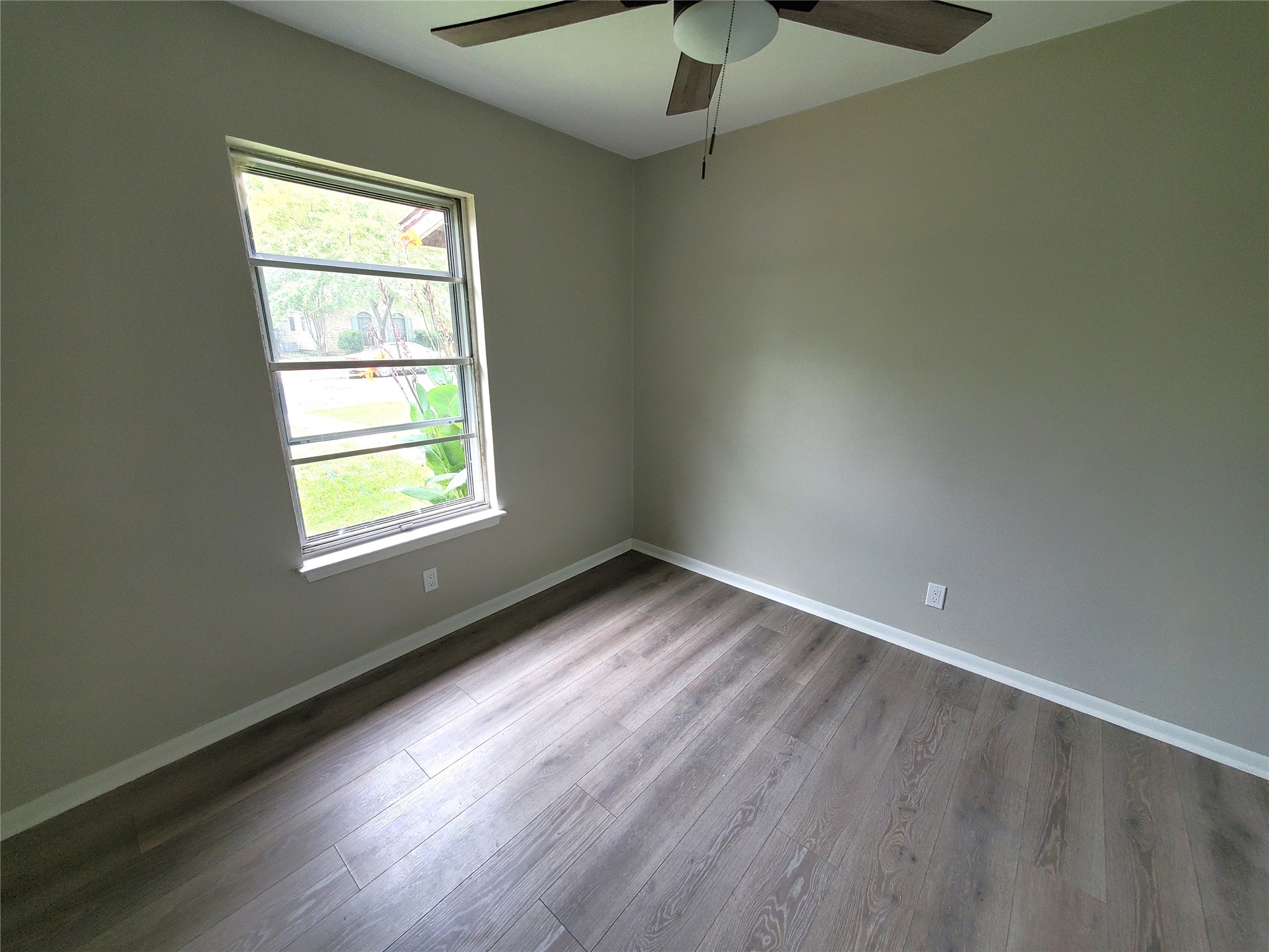 8907 Shepard Drive Austin, TX 78753 - Photo 9 of 14 an empty room with a window