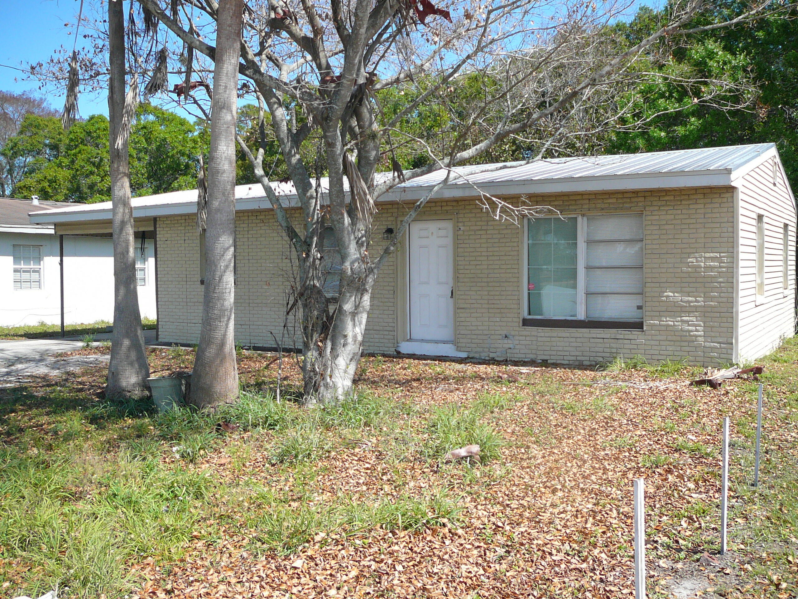 512 South 25th Street Fort Pierce, FL 34950 - Photo 2 of 17 front view of a house with a yard