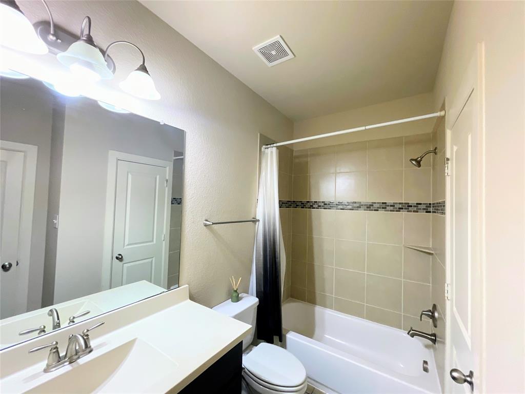 6622 DeLeon Street Irving, TX 75039 - Photo 24 of 32 a bathroom with a sink and a mirror
