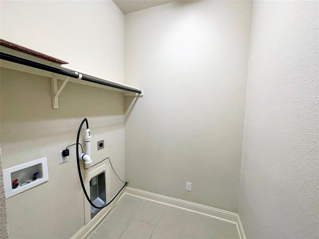 6622 DeLeon Street Irving, TX 75039 - Photo 25 of 32 a utility room with dryer and washer