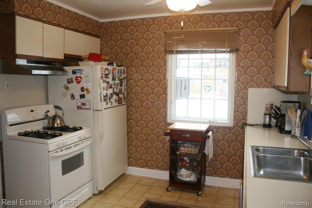 4631 Audubon Road Detroit, MI 48224 - Photo 7 of 17 7 Kitchen.jpg