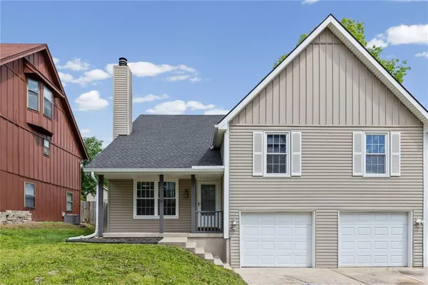 $229,900 | 1422 La Chateau Drive, Liberty, MO 64068