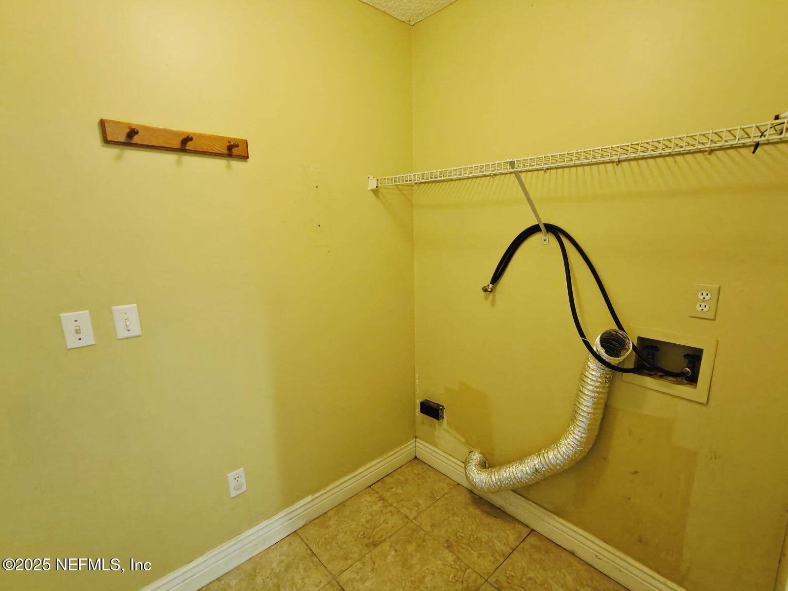 1845 Weston Circle Fleming Island, FL 32003 - Photo 11 of 36 a view of a wall with a mirror