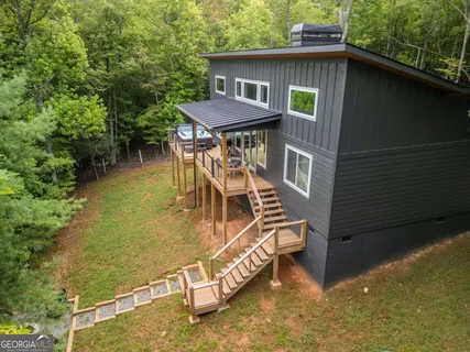 a view of a house with backyard