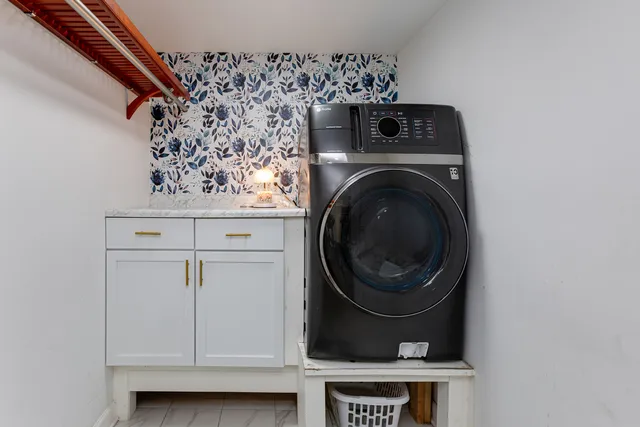 a view of a utility room with dryer and washer