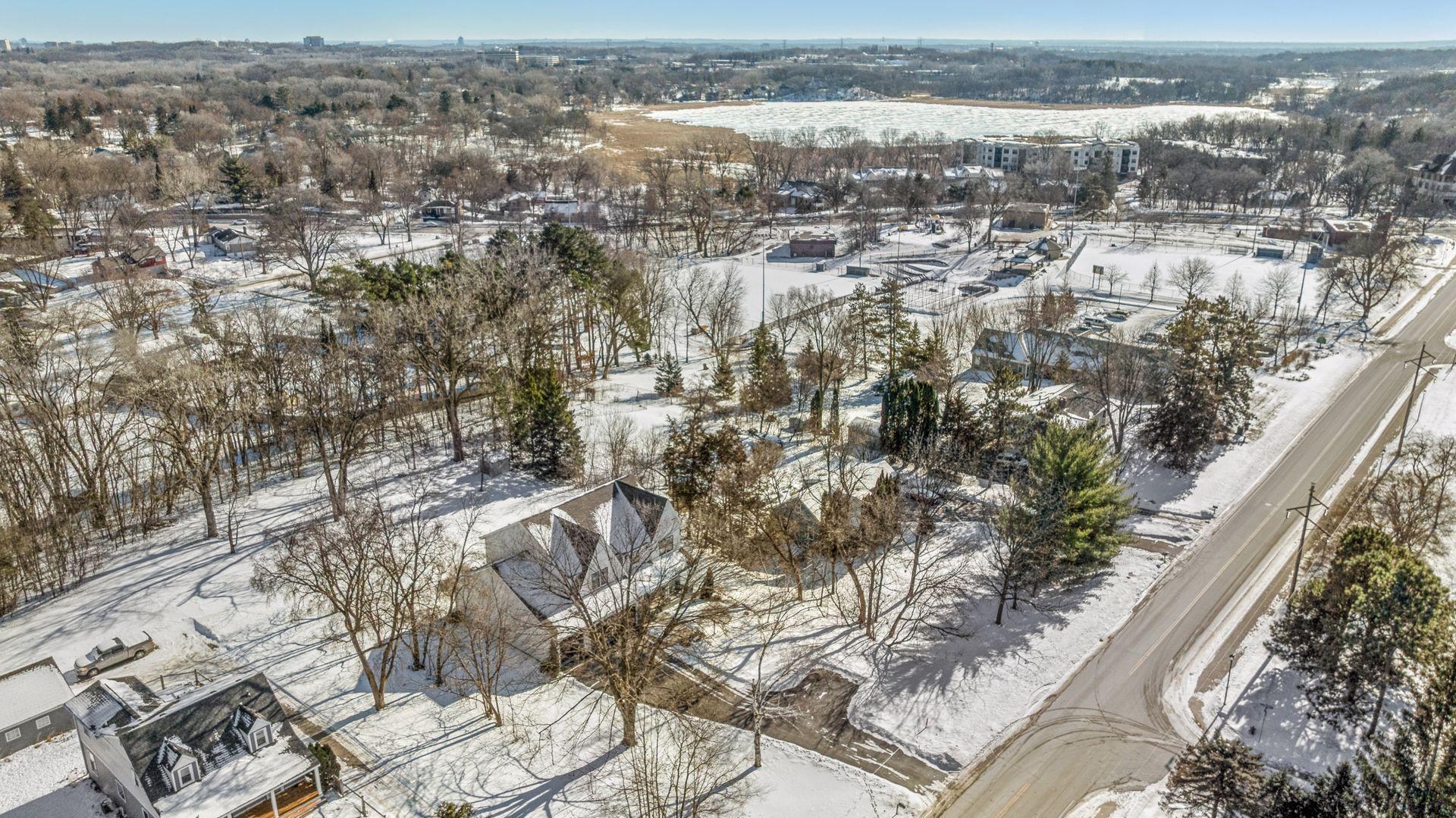 5213 Woodhill Road Minnetonka, MN 55345 - Photo 4 of 88