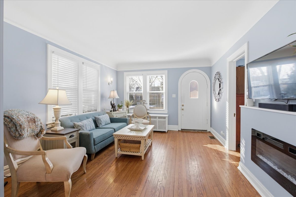 1643 Harding Road Northfield, IL 60093 - Photo 3 of 22