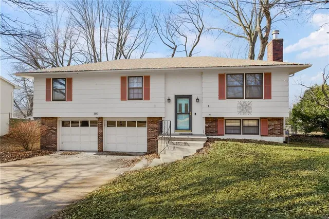 $289,000 | 504 Brookridge Drive, Harrisonville, MO 64701