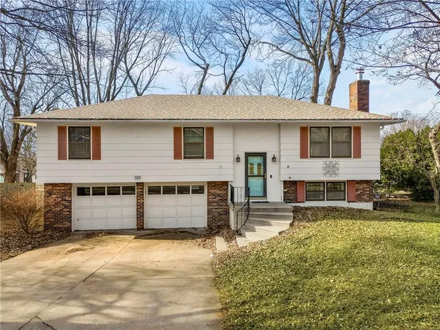 $289,000 | 504 Brookridge Drive, Harrisonville, MO 64701