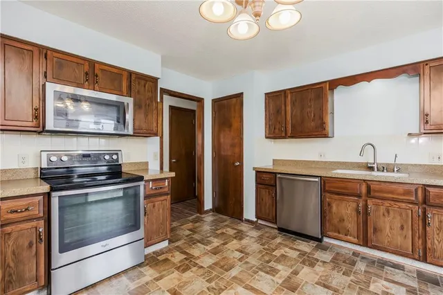 $289,000 | 504 Brookridge Drive, Harrisonville, MO 64701