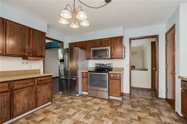 $289,000 | 504 Brookridge Drive, Harrisonville, MO 64701