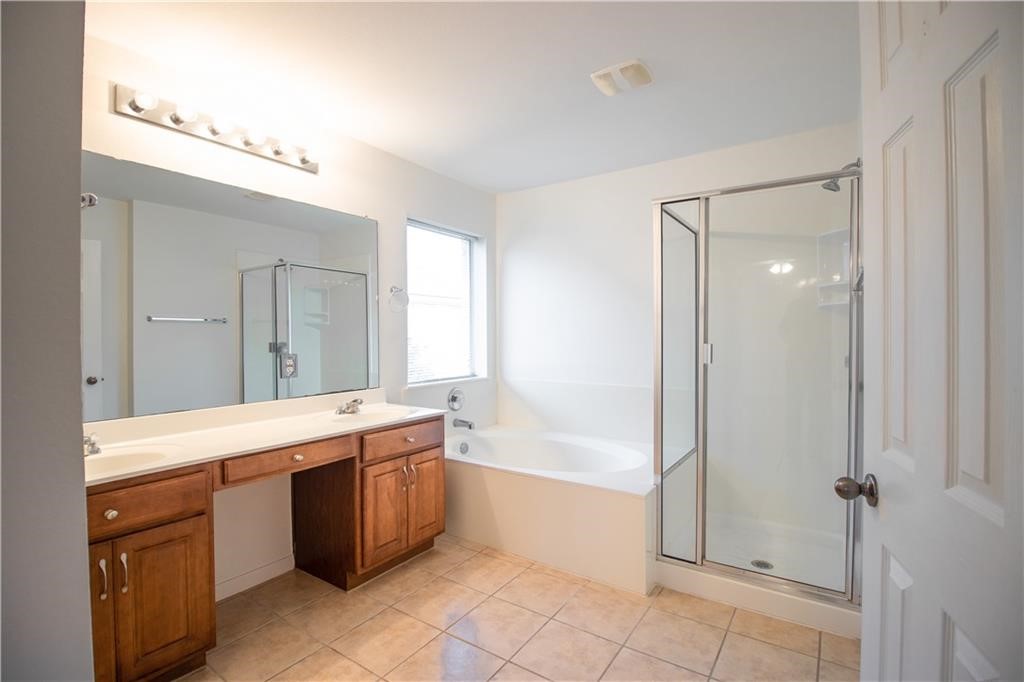 107 Thompson Trail Bastrop, TX 78602 - Photo 11 of 23 Main bathroom
