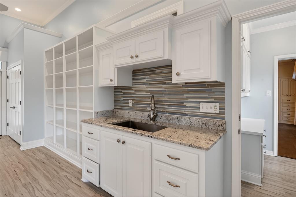 522 Rives Place Shreveport, LA 71106 - Photo 19 of 40 a kitchen with granite countertop a sink and cabinets