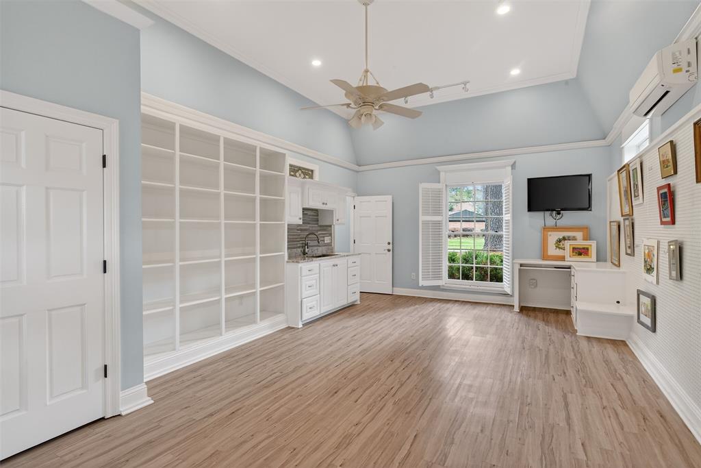 522 Rives Place Shreveport, LA 71106 - Photo 21 of 40 a view of livingroom with furniture wooden floor and window