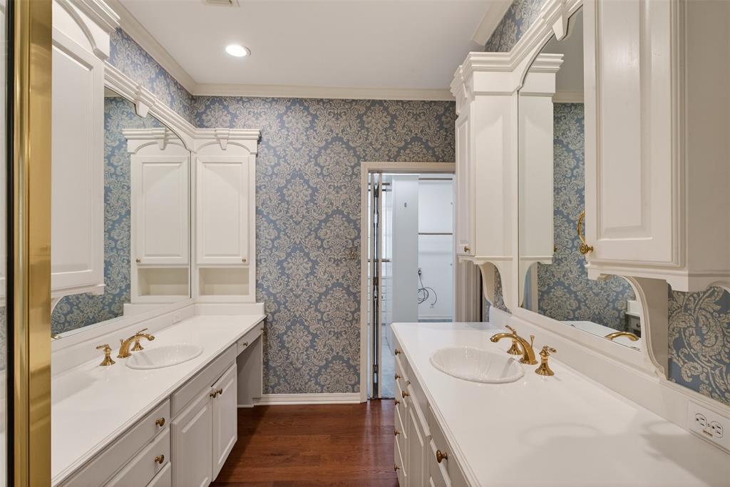 522 Rives Place Shreveport, LA 71106 - Photo 23 of 40 a bathroom with a double vanity sink mirror and double