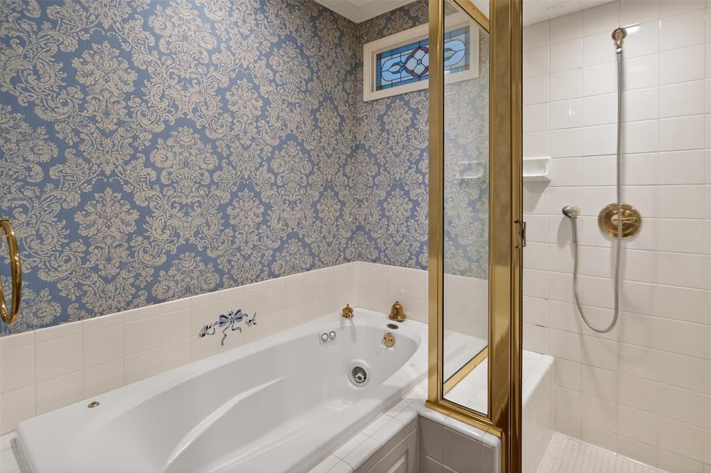 522 Rives Place Shreveport, LA 71106 - Photo 24 of 40 a bathroom with a bathtub and shower