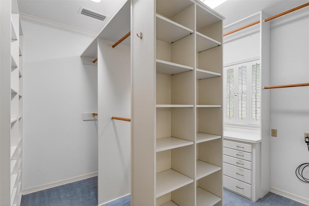 522 Rives Place Shreveport, LA 71106 - Photo 26 of 40 a view of walk in closet with empty racks