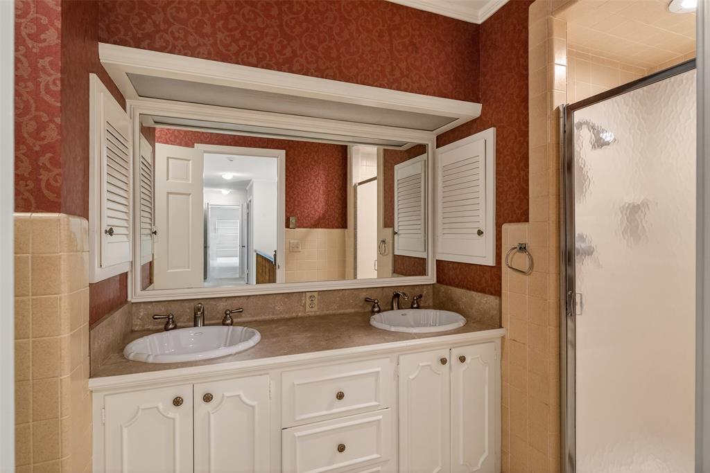 522 Rives Place Shreveport, LA 71106 - Photo 31 of 40 a bathroom with a sink and a mirror