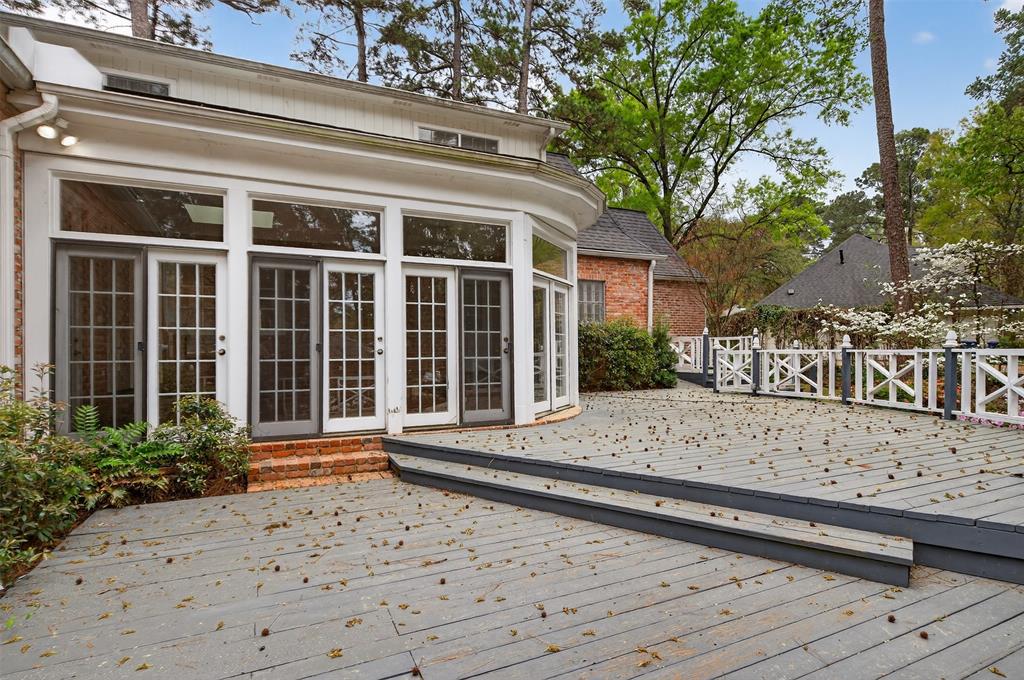 522 Rives Place Shreveport, LA 71106 - Photo 36 of 40 a front view of a house with a yard