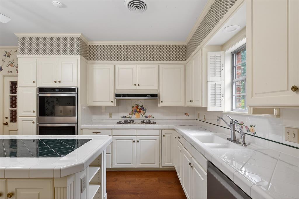 522 Rives Place Shreveport, LA 71106 - Photo 7 of 40 a kitchen with granite countertop a sink a counter space appliances and cabinets