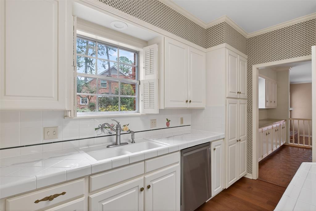 522 Rives Place Shreveport, LA 71106 - Photo 9 of 40 a kitchen with a sink and a window