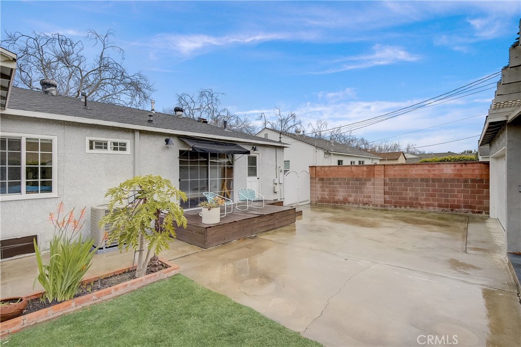 3743 North Studebaker Road Long Beach, CA 90808 - Photo 28 of 32 a view of a patio with table and chairs and potted plants