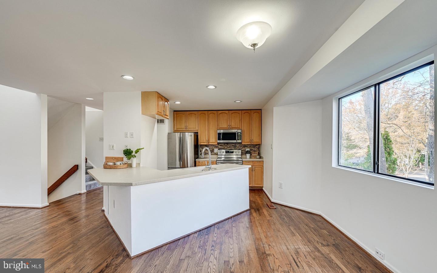 1661 Cedar Hollow Way Reston, VA 20194 - Photo 8 of 25 Kitchen