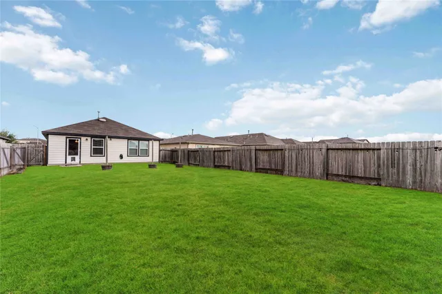 a view of a house with backyard and garden