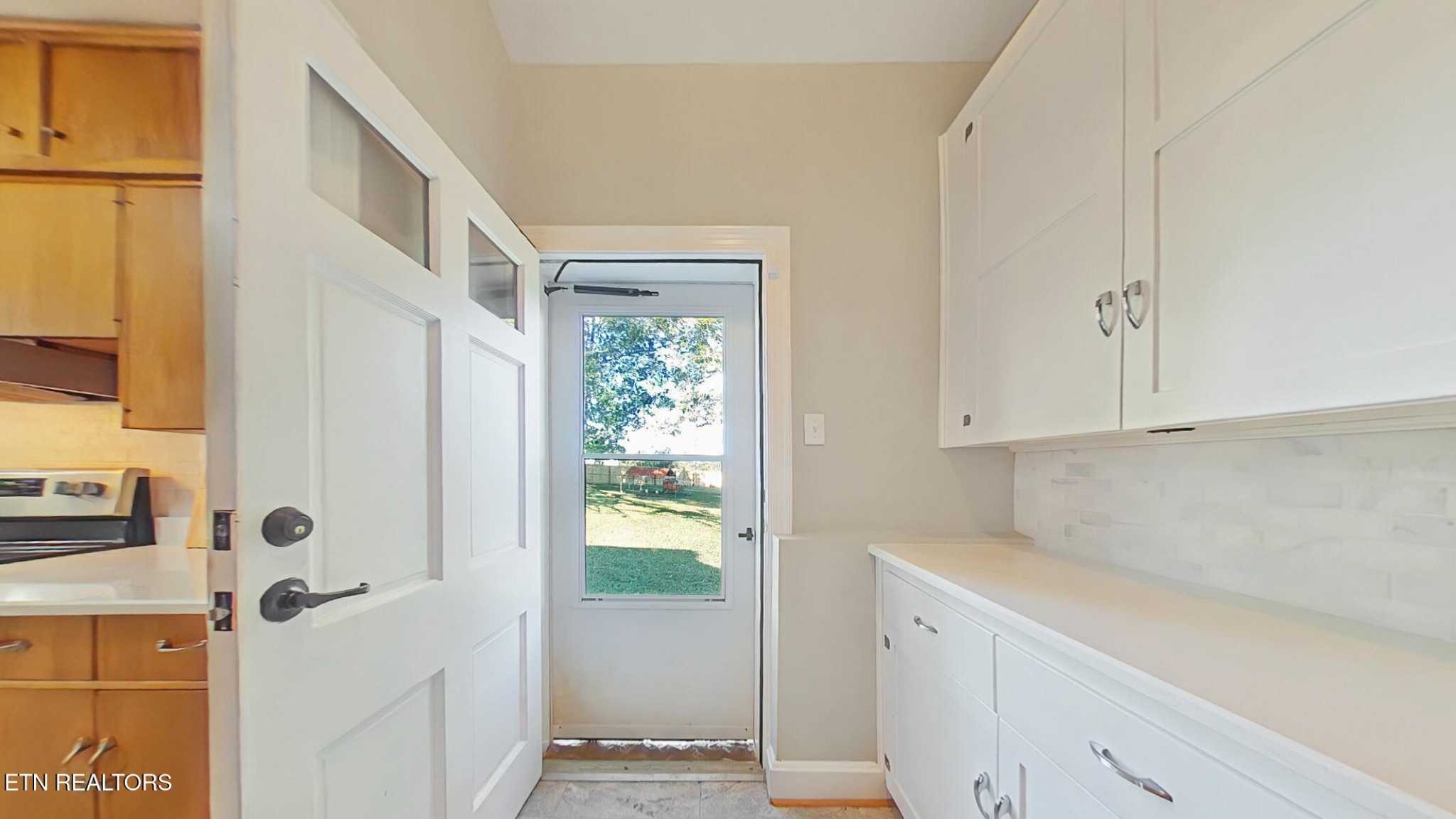 351 Country Club Road La Follette, TN 37766 - Photo 38 of 60 a view of an entryway with bathroom