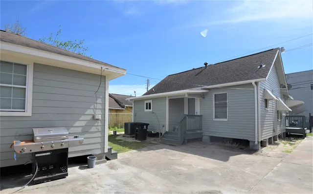 a view of a house with a backyard