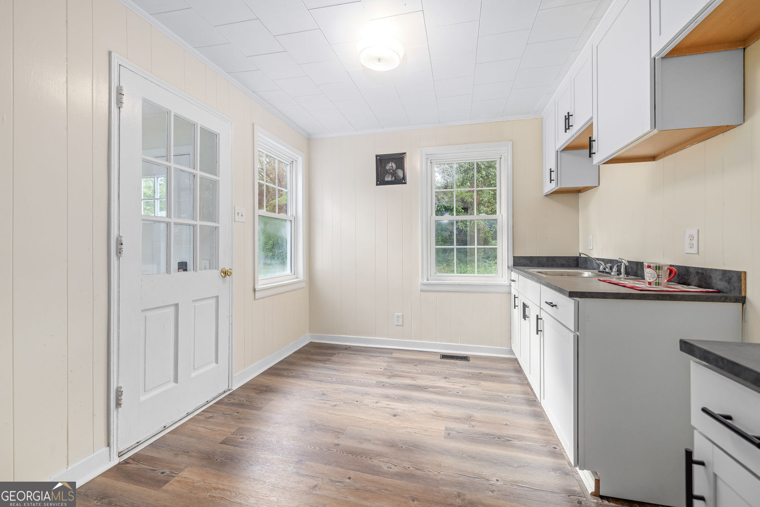610 Level Grove Road Cornelia, GA 30531 - Photo 6 of 24 a kitchen with granite countertop a stove and a sink