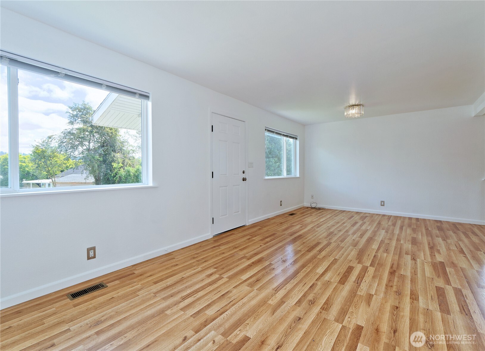 423 Lind Avenue Southwest Renton, WA 98057 - Photo 5 of 33