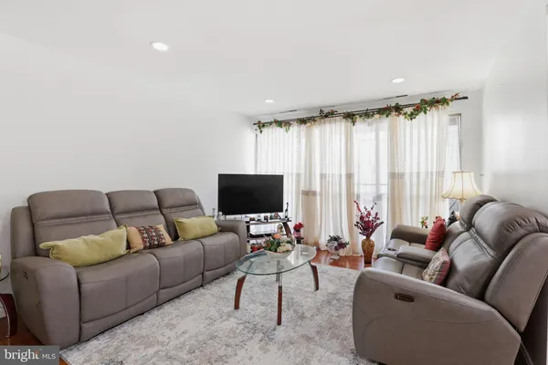 $300,000 | 5616 Bismach Drive, Unit 101, Alexandria, VA 22312