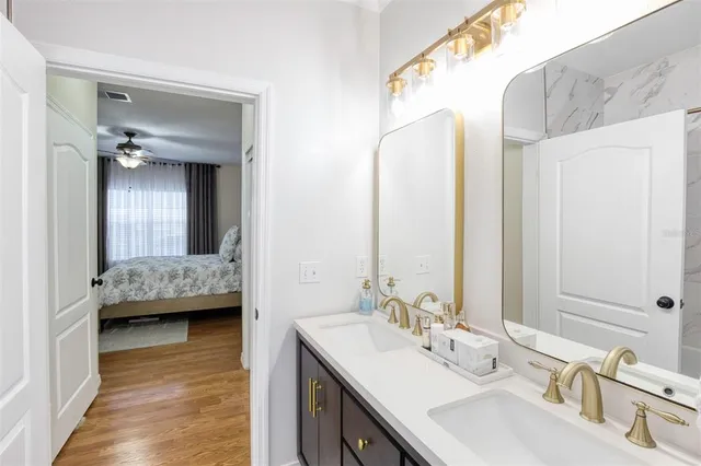 a en suite bathroom with a double vanity sink and mirror