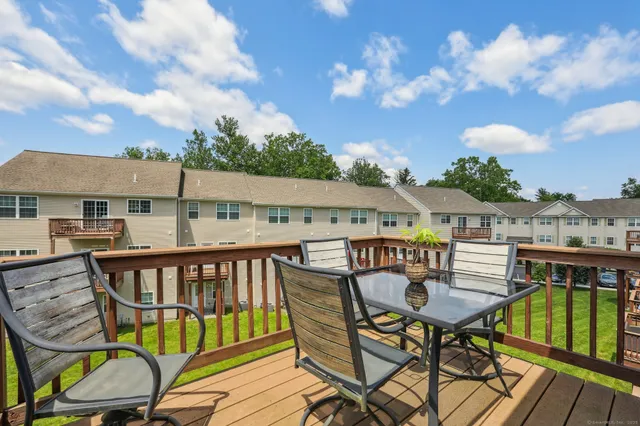 $430,000 | 27 Riverview Court, Unit 27, Brookfield, CT 06804