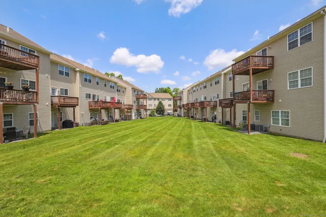 $430,000 | 27 Riverview Court, Unit 27, Brookfield, CT 06804