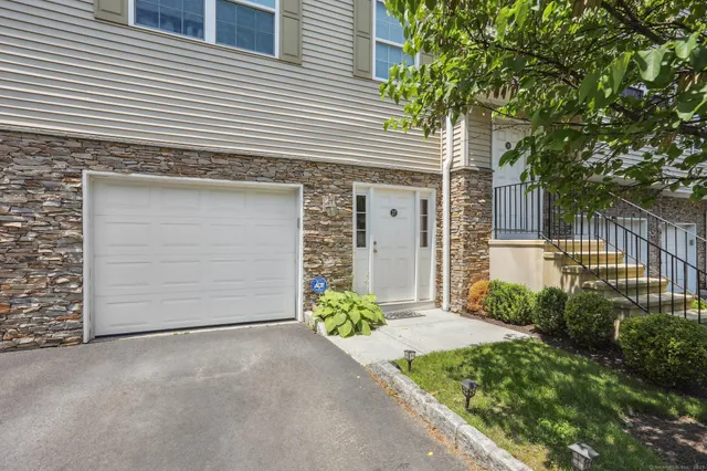$430,000 | 27 Riverview Court, Unit 27, Brookfield, CT 06804