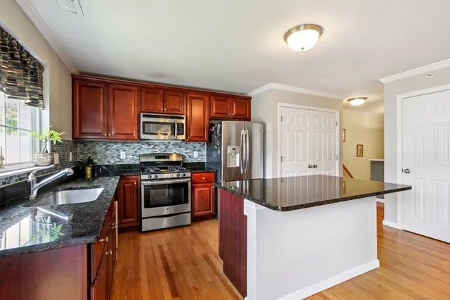 $430,000 | 27 Riverview Court, Unit 27, Brookfield, CT 06804