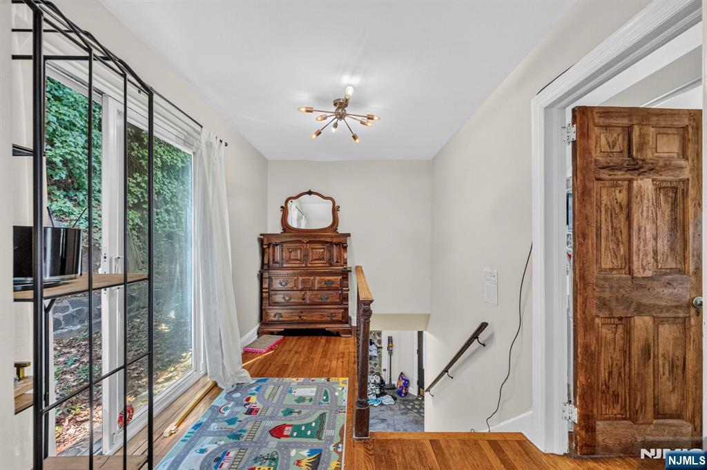 8 Old Wood Road Edgewater, NJ 07020 - Photo 15 of 25