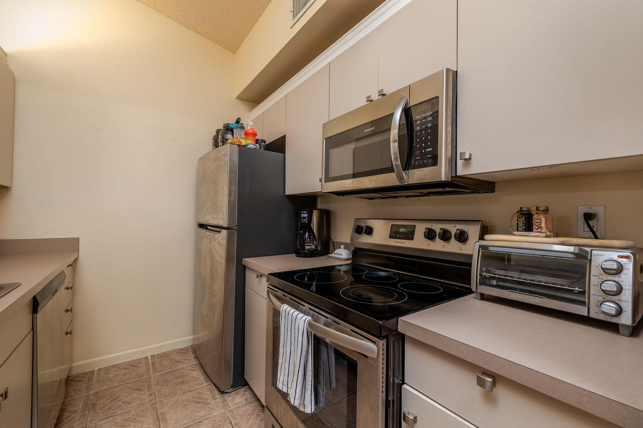 2500 Southeast Anchorage Cove, Unit D3 Port St. Lucie, FL 34952 - Photo 9 of 51 a kitchen with a stove and a microwave