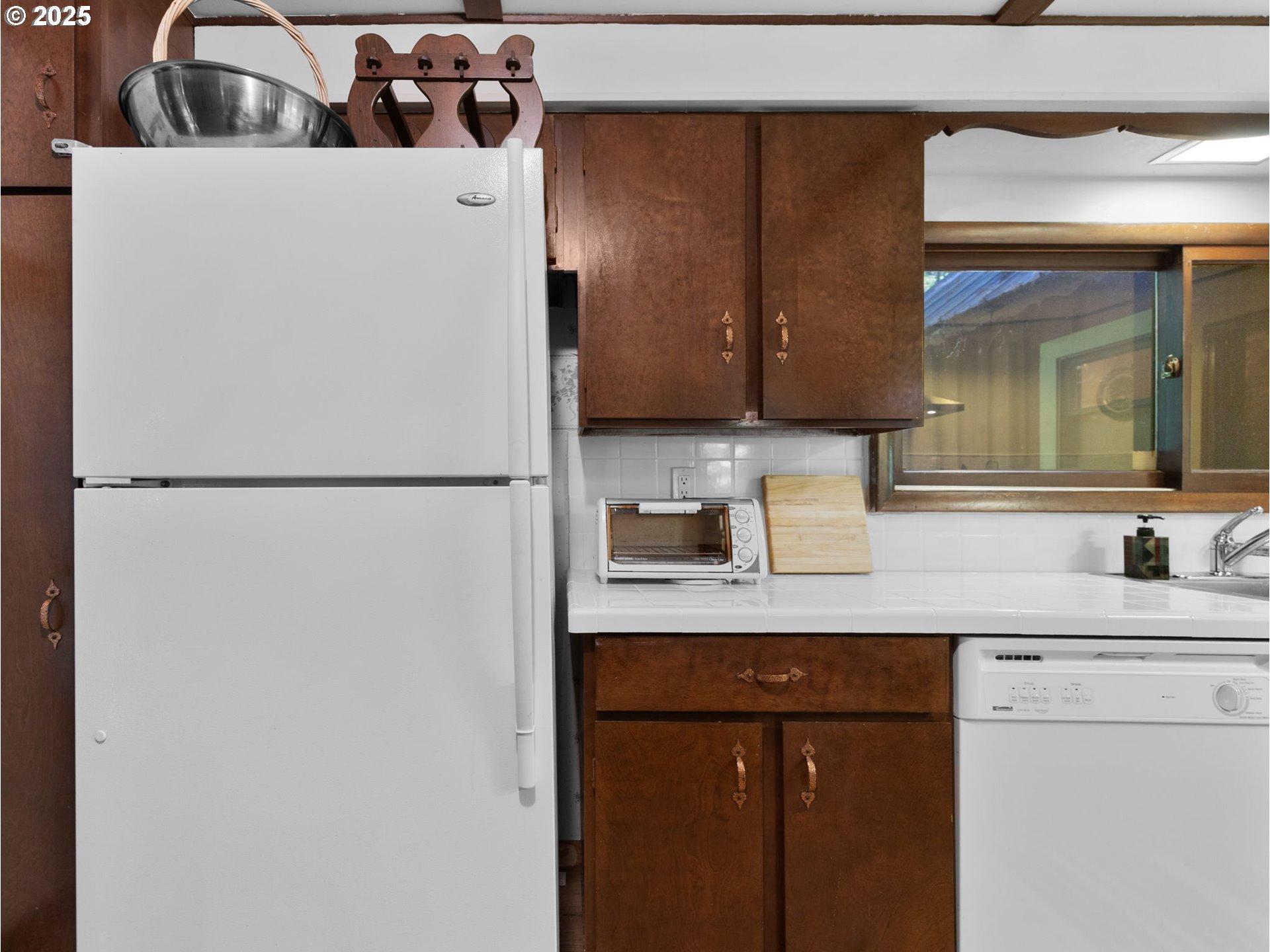 26811 East Road 15 Rhododendron, OR 97049 - Photo 14 of 47 a kitchen with a refrigerator and a sink