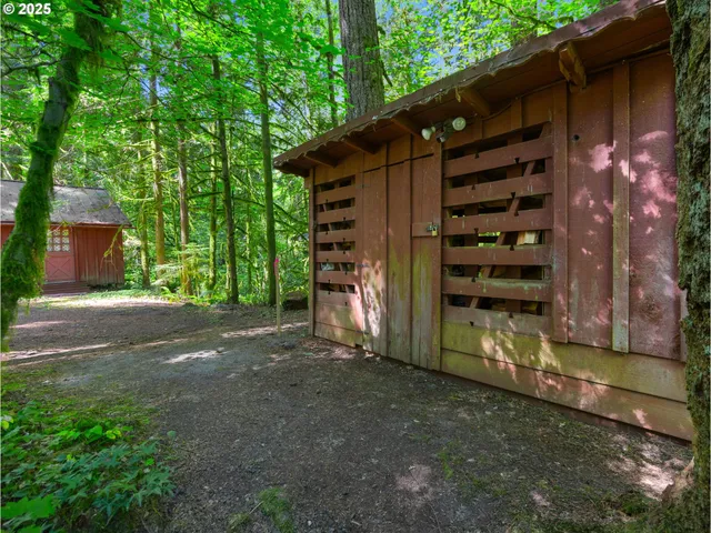 a view of a house with backyard