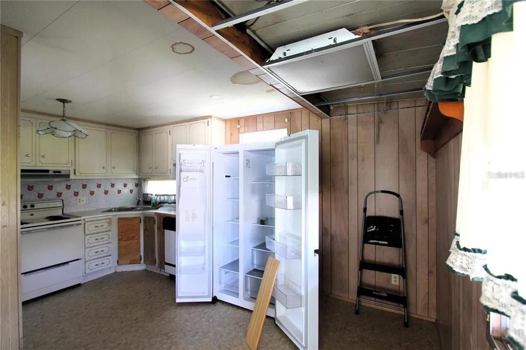 6021 Ridgewood Drive Zephyrhills, FL 33542 - Photo 4 of 12